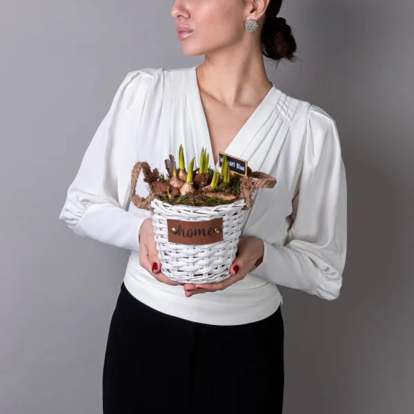 Мускари в белой корзине с ручками PTMB1142_2