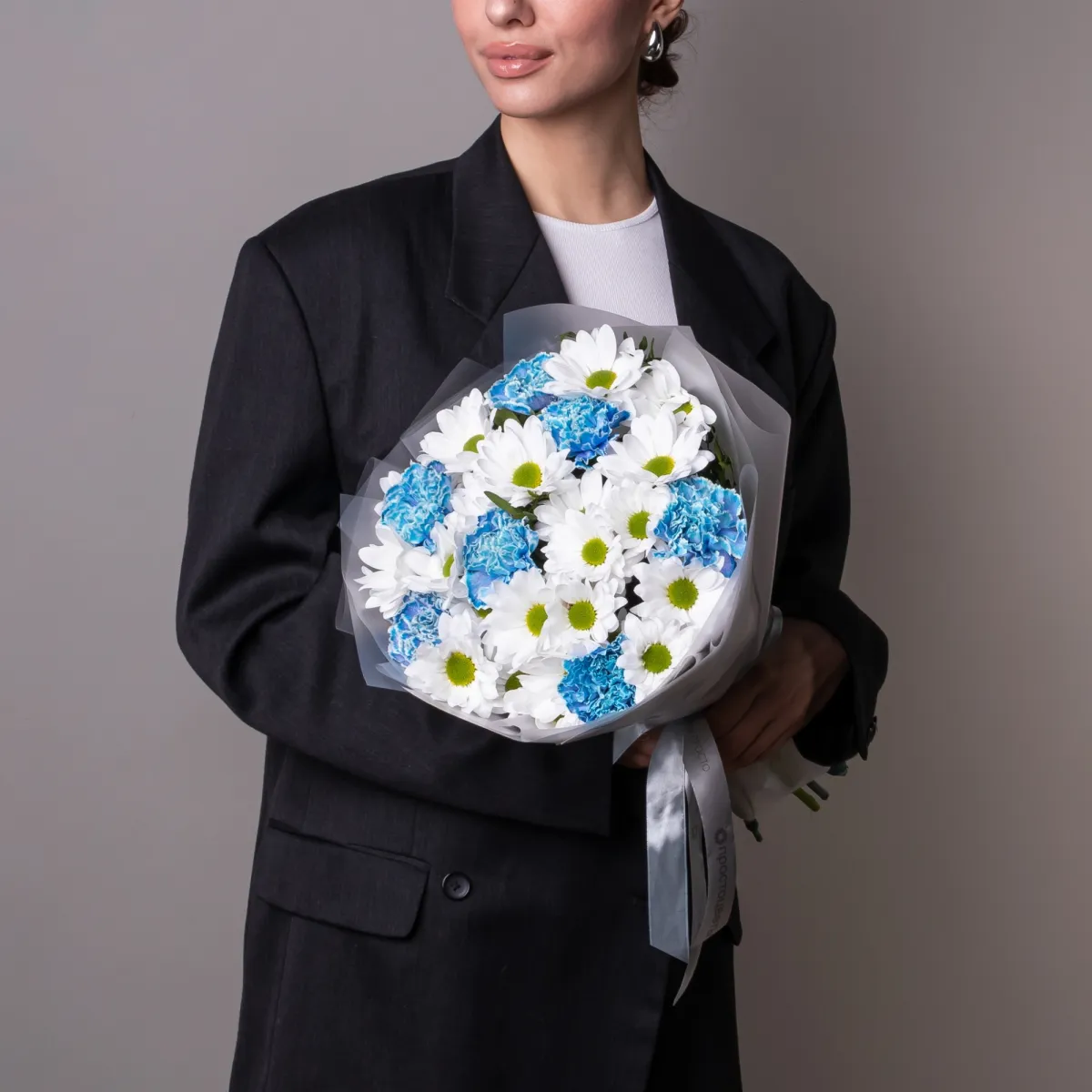 Флористический букет "Дуобукет из голубой гвоздики и белой кустовой хризантемы"_2