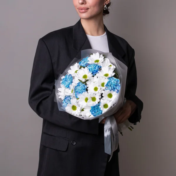 Флористический букет "Дуобукет из голубой гвоздики и белой кустовой хризантемы"_2