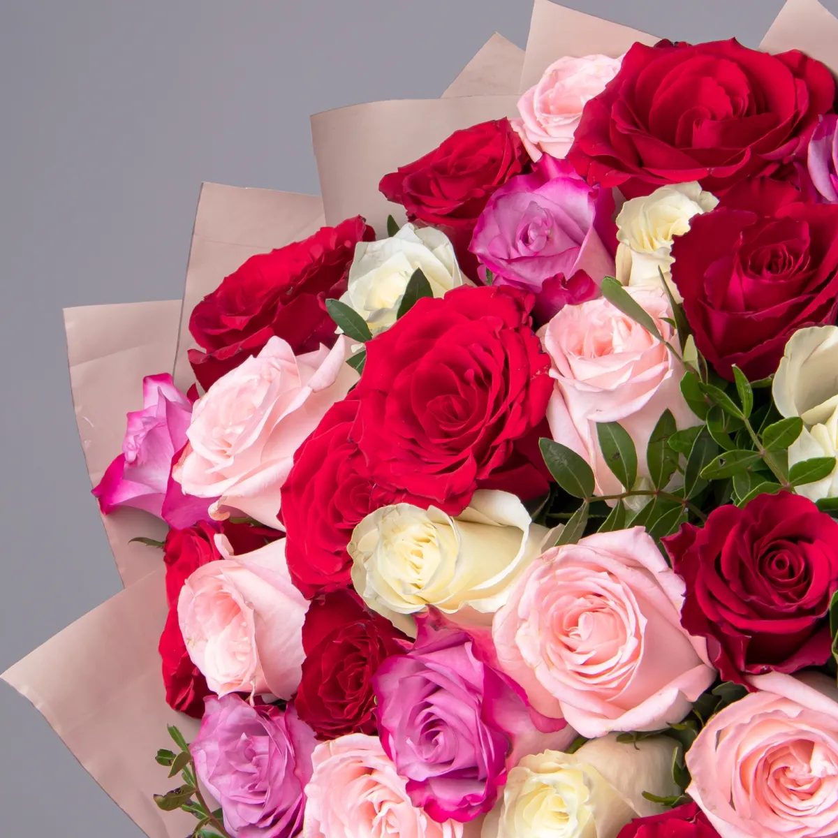 Флористический букет «Розы ПРОМО с фисташкой, микс, 35 стеблей»_3