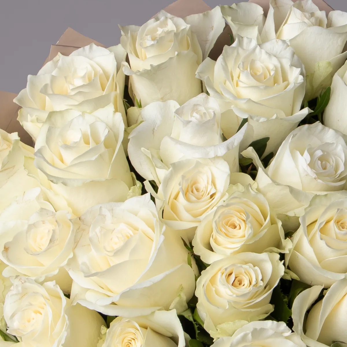 Флористический букет «Розы ПРОМО с фисташкой, белые, 35 стеблей»_4
