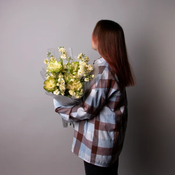 Флористический букет "Дуобукет из розы Вегги и кремовой маттиолы"_1