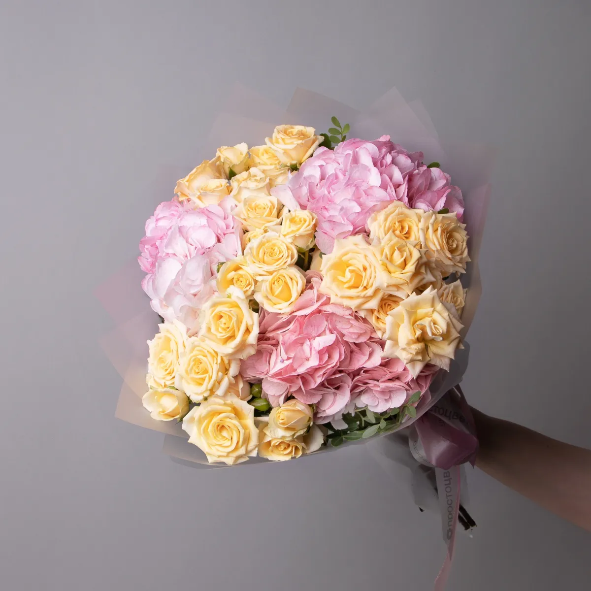 Флористический букет "Дуобукет из розовой гортензии и кустовой розы"_1