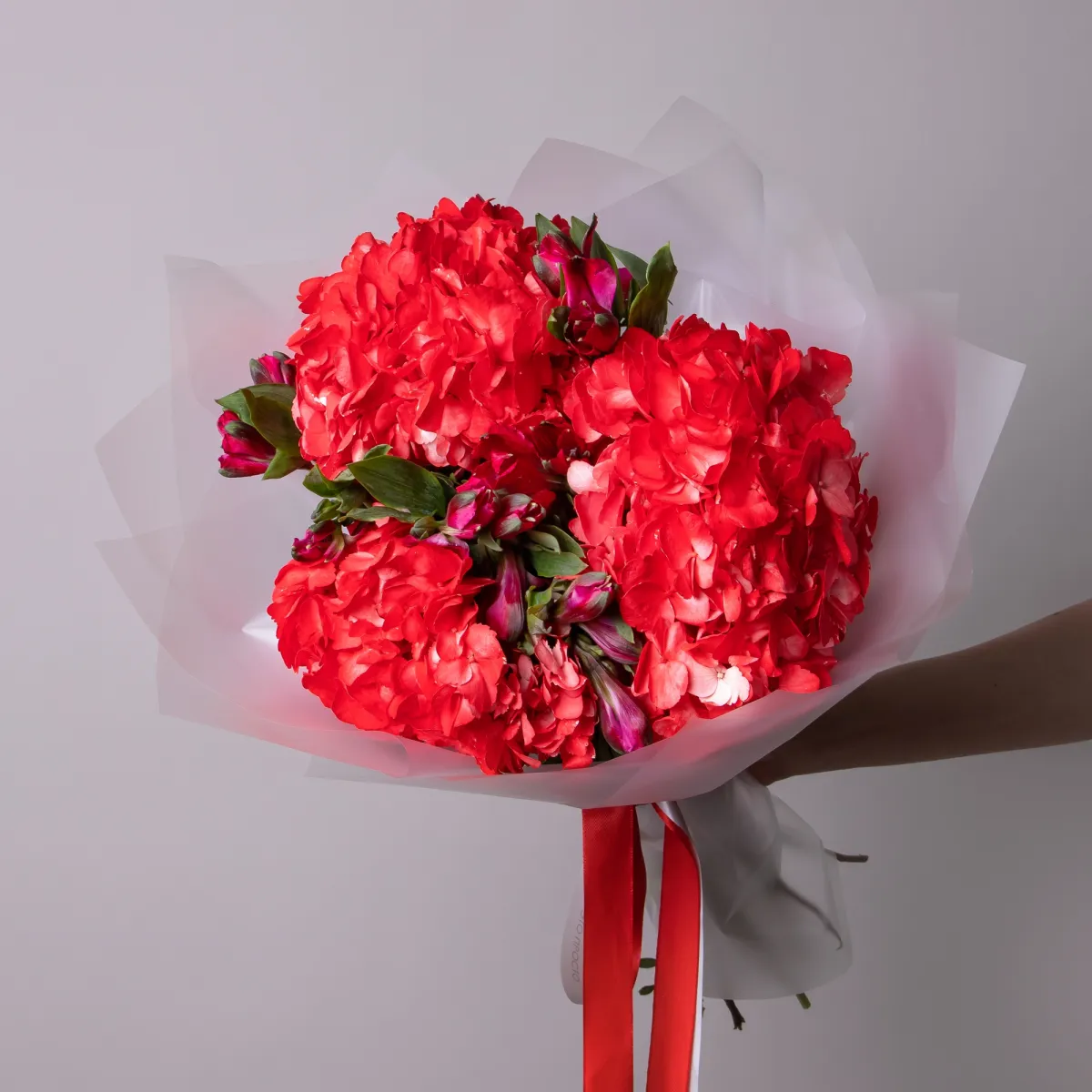 Флористический букет "Дуобукет из красной гортензии и альстромерии"1