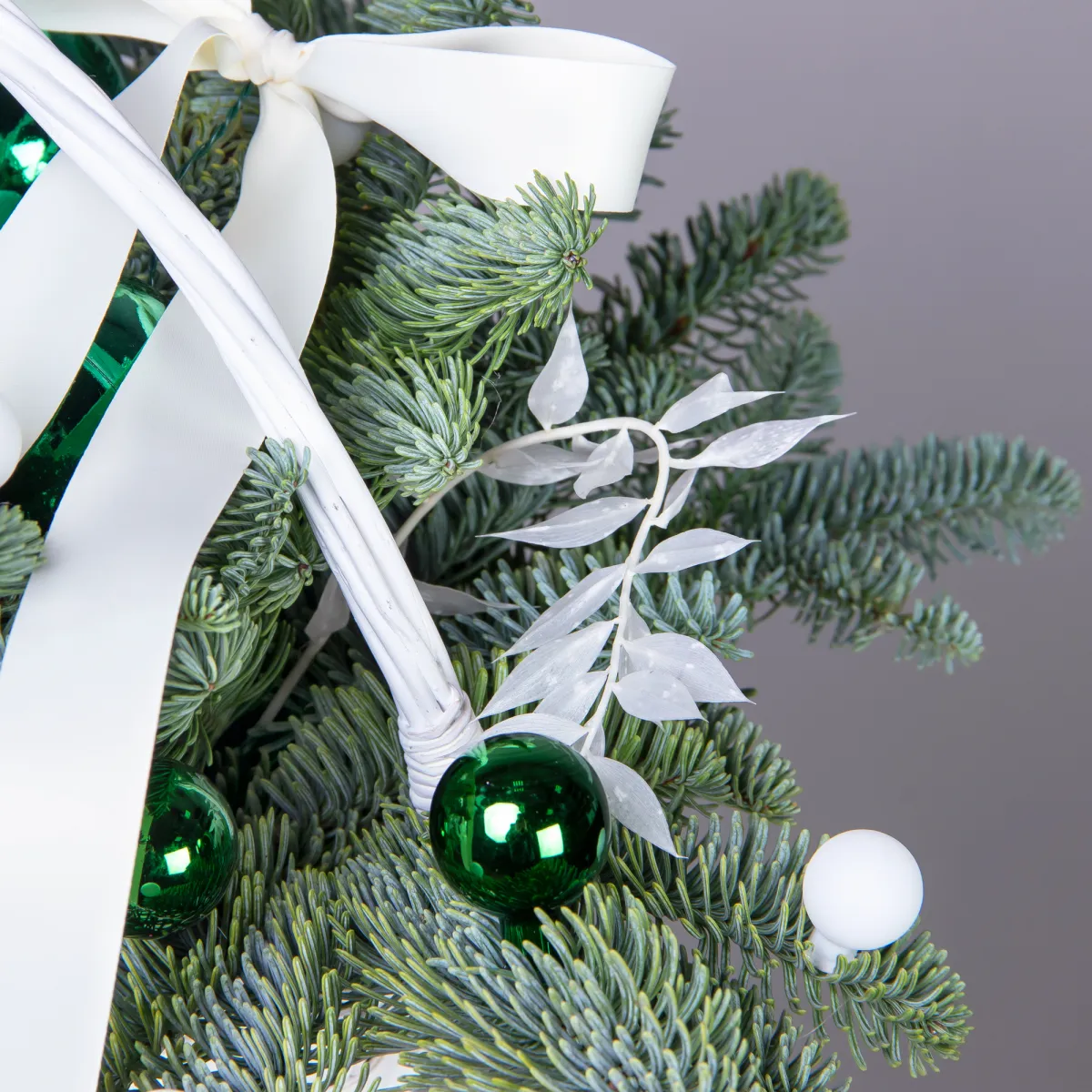 Композиция "Новогодняя с зелеными шарами и рускусом"_5