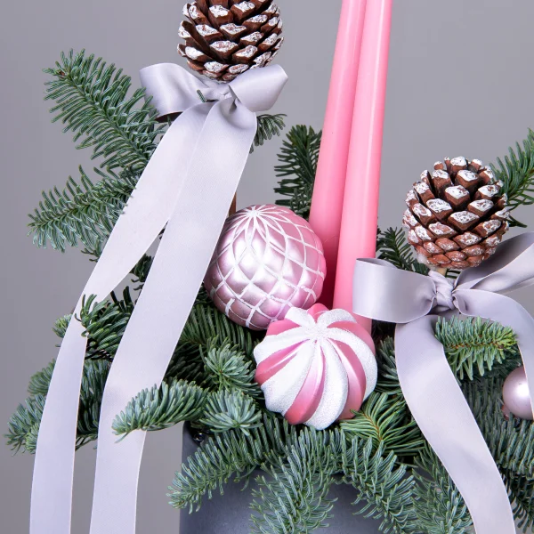 Композиция "Новогодняя с розовыми свечами и шишками"_4