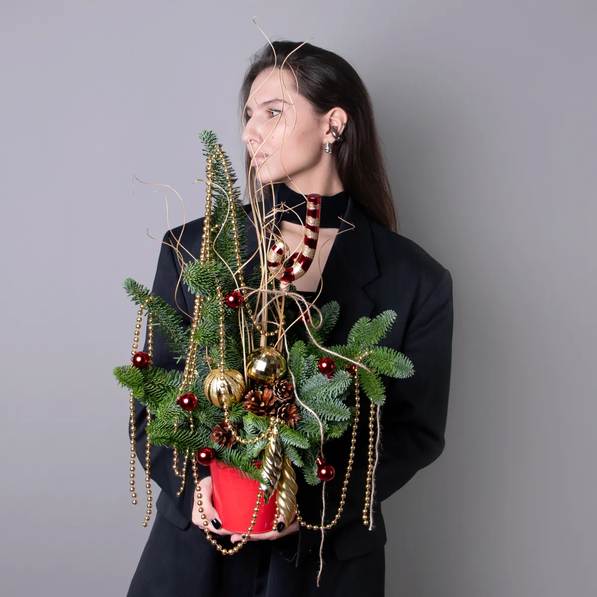 Композиция "Новогодняя с золотыми бусами в красном кашпо"_2