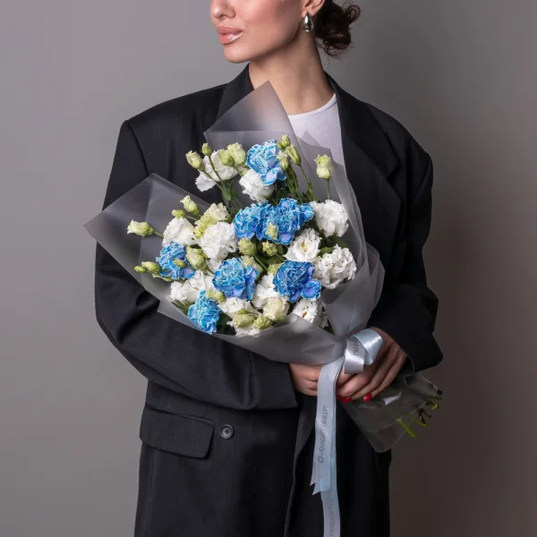 Флористический букет "Дуобукет из голубой гвоздики и белой эустомы"_2