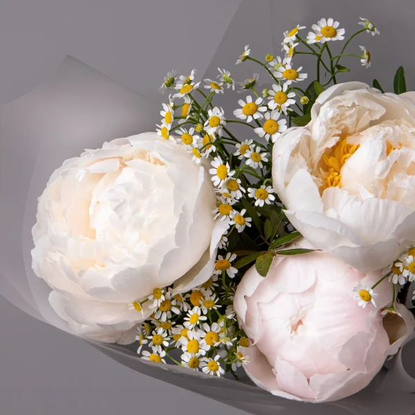 Флористический букет "Дуобукет из кремового пиона и ромашки"_3
